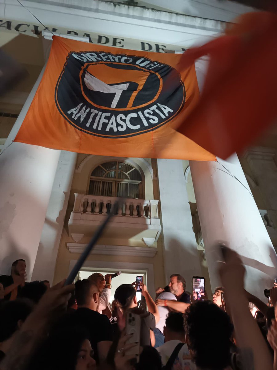 vaidesmaiar's tweet photo. Estamos em um ato na Faculdade de Direito da UFF, em Niterói, onde após um discurso potente de Margareth Menezes, ouvimos o relato emocionante da mãe de Ana Clara que, em memória de sua filha, pediu que votemos contra o advogado do assassino de sua filha!!! https://t.co/SGgpTFpkZ6