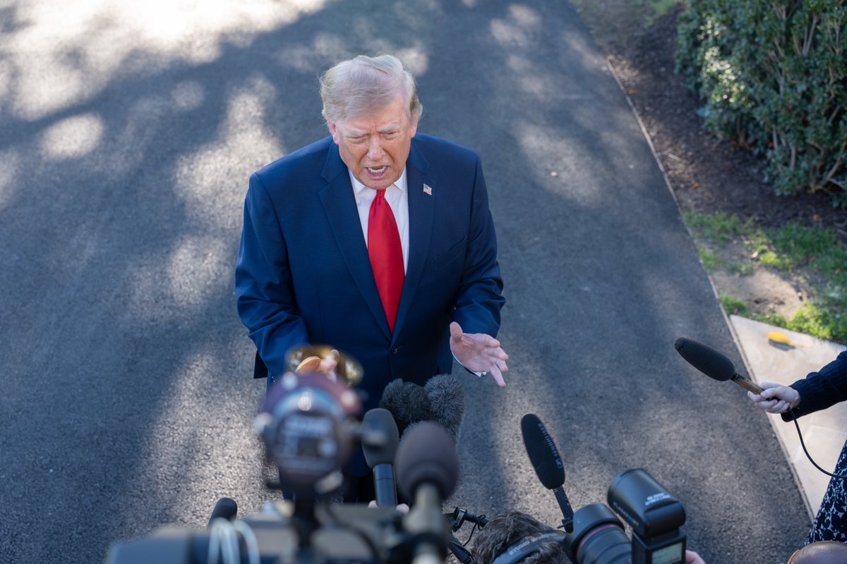 PenguinSix's tweet photo. The @POTUS took several questions and battled a bit with the press today before boarding his helicopter. https://t.co/B1hhnzW0gK