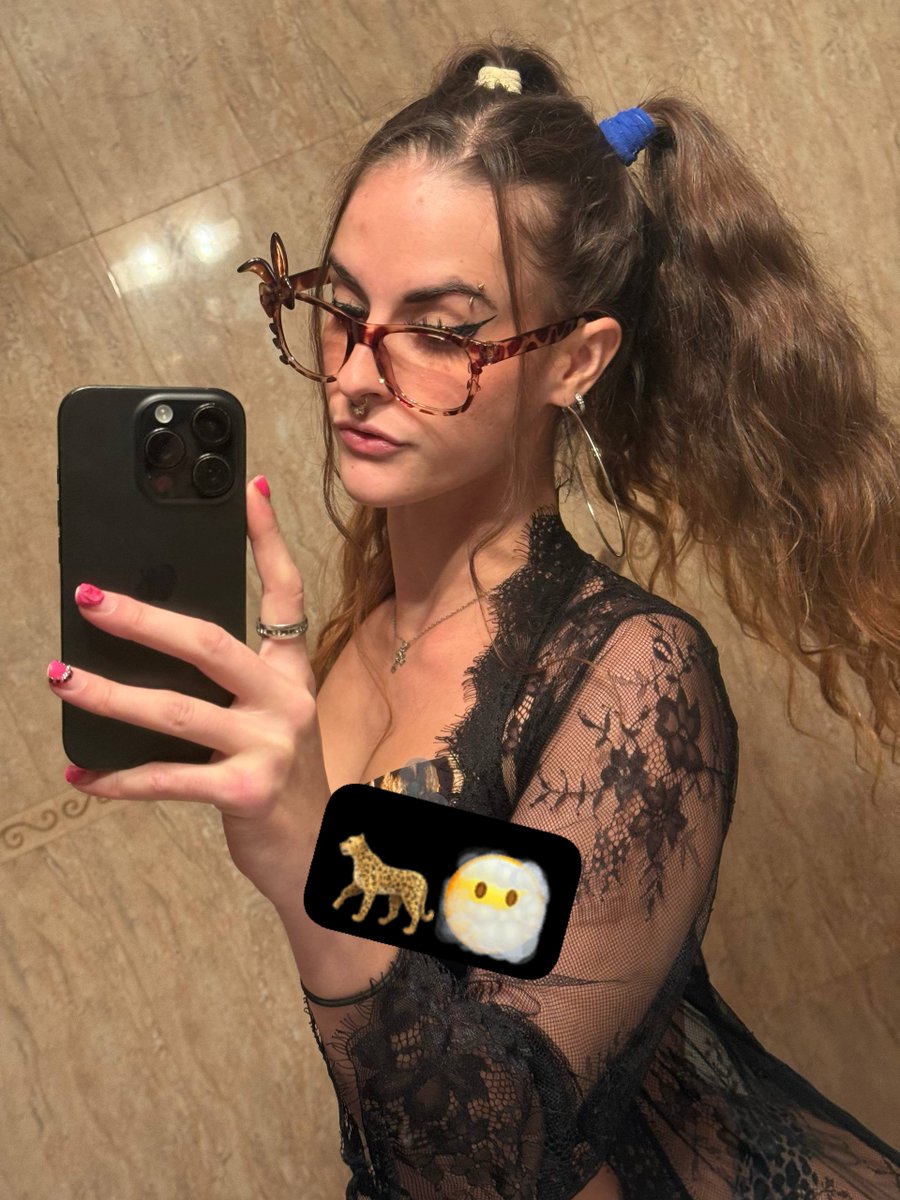 Xeniaaagoddess's tweet photo. Soy inalcanzable para ti el único motivo por el k te hago un mínimo de caso es porque te uso de cajero🤣🤑Paga mi tabaco y quizás algún día te ganes el derecho de ser mi cenicero🤭😋#findom  #tributo #atmhumano  #moneyslave #slowdrain #pelele #pagafantas #sumisofinanciero #cajero https://t.co/u2fdl8UFNV