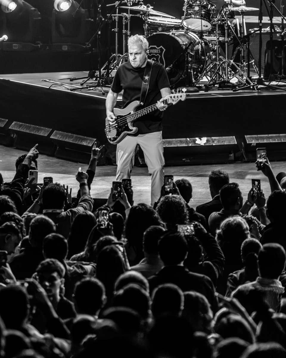 Setlist_me's tweet photo. Once años después, volví a ver a Hombres G en el Telmex. Entre clásicos, karaoke y 'Gilipollas', quedó la pregunta: ¿queremos canciones nuevas o que toquen todas las de antes?

✍️ Diego Reyes
📷 Alan Zavala
#Setlistme #HombresG https://t.co/gcQVfMo0La