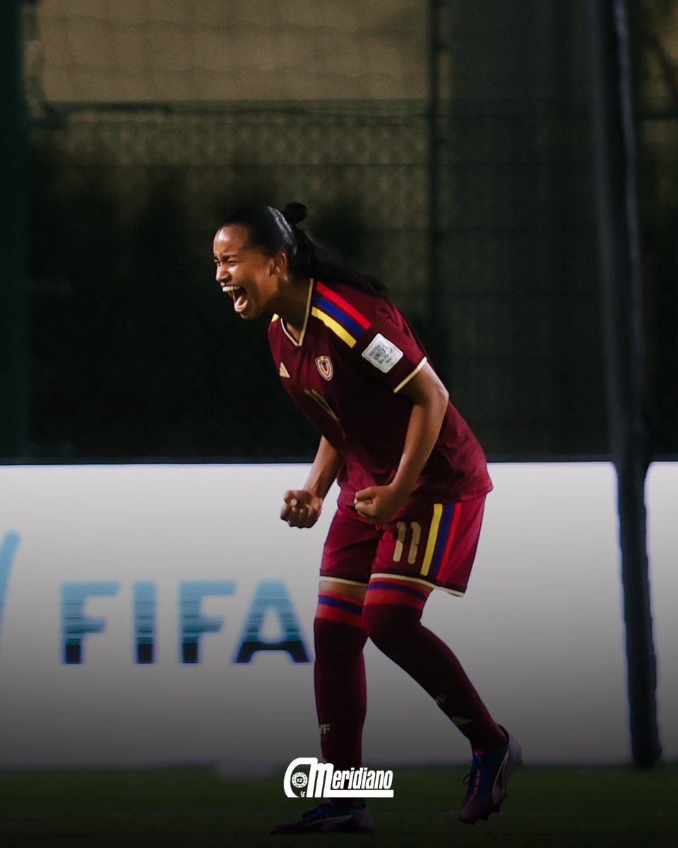 Meridianoonline's tweet photo. ¡REMONTADA HISTÓRICA! 🔥🇻🇪

La Vinotinto femenina Sub-17 consiguió una victoria histórica en la fase de grupos del Mundial de la FIFA Marruecos 2026 frente a la selección de Zambia.

El combinado nacional construyó el triunfo 3-2 gracias a los goles de Ariana Ojeda (13'), Orliany Durán (63'), y para cerrar con broche de oro, apareció una chilena majestuosa de Andrea Suárez al minuto 90+9' ⚽✂️

Las dirigidas por Dayana Farías sumaron tres puntos claves que las mantienen con vida en el Grupo D 🔥🏆

📸: Copa Mundial FIFA