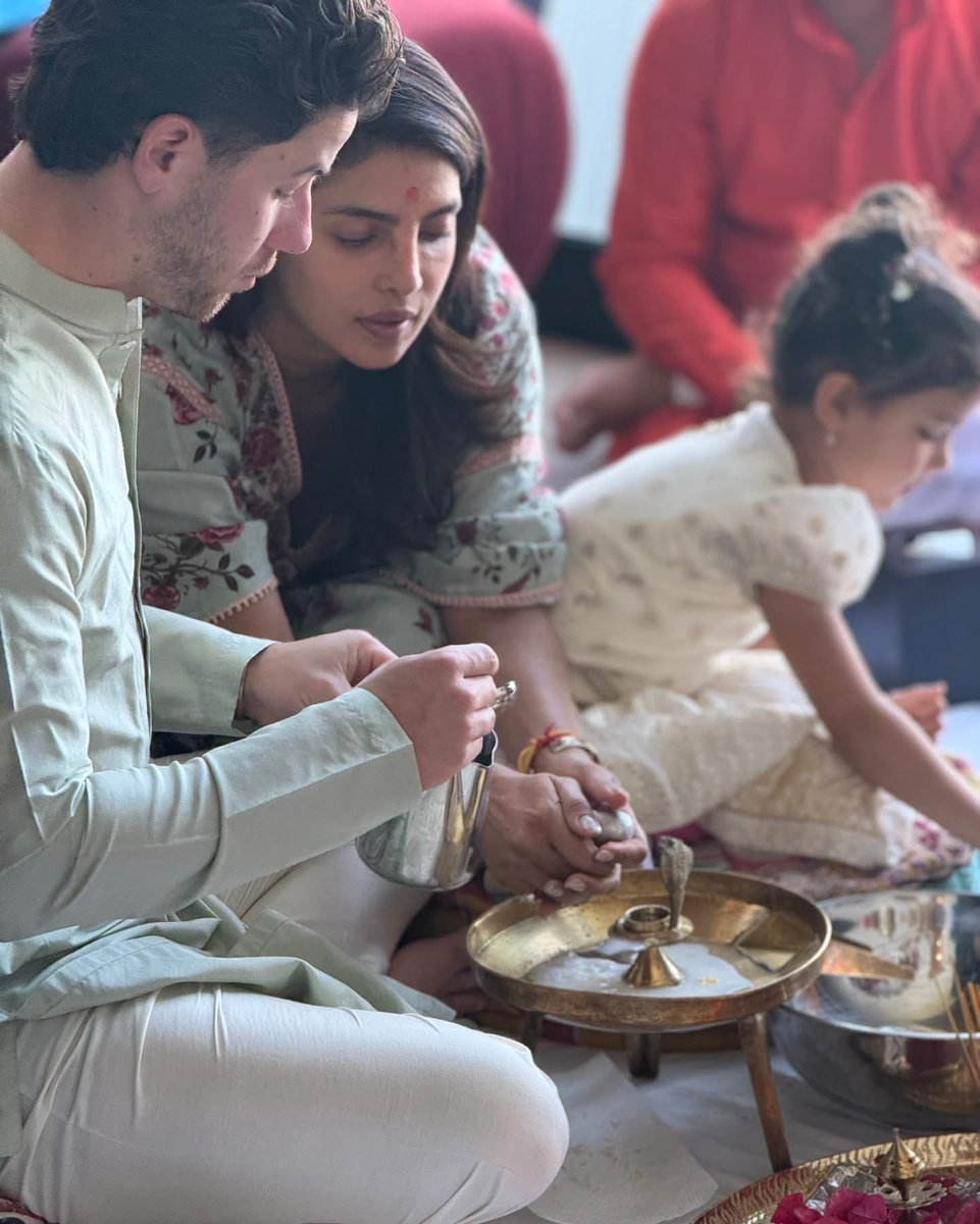 JonasScanUpdate's tweet photo. Priyanka Chopra Jonas via Instagram with Nick Jonas and their daughter Malti Marie
“May the strength of Maa Durga, the purity of our prayers and the spirit of Dussehra stay with us, today and always. 🙏🏽❤️”

Full post: https://t.co/y7MVroHRo6 https://t.co/OKf8DKNfXE