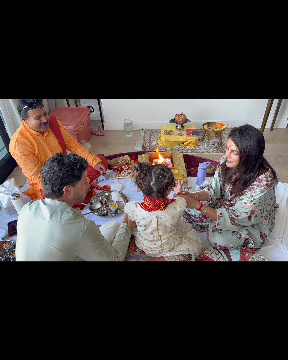 JonasScanUpdate's tweet photo. Priyanka Chopra Jonas via Instagram with Nick Jonas and their daughter Malti Marie
“May the strength of Maa Durga, the purity of our prayers and the spirit of Dussehra stay with us, today and always. 🙏🏽❤️”

Full post: https://t.co/y7MVroHRo6 https://t.co/OKf8DKNfXE