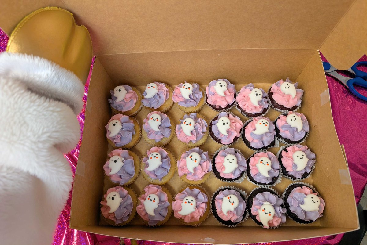 MiosChannel's tweet photo. Cupcakes for the Soul Mates launch! 👻🧁 https://t.co/bv162ziJOr