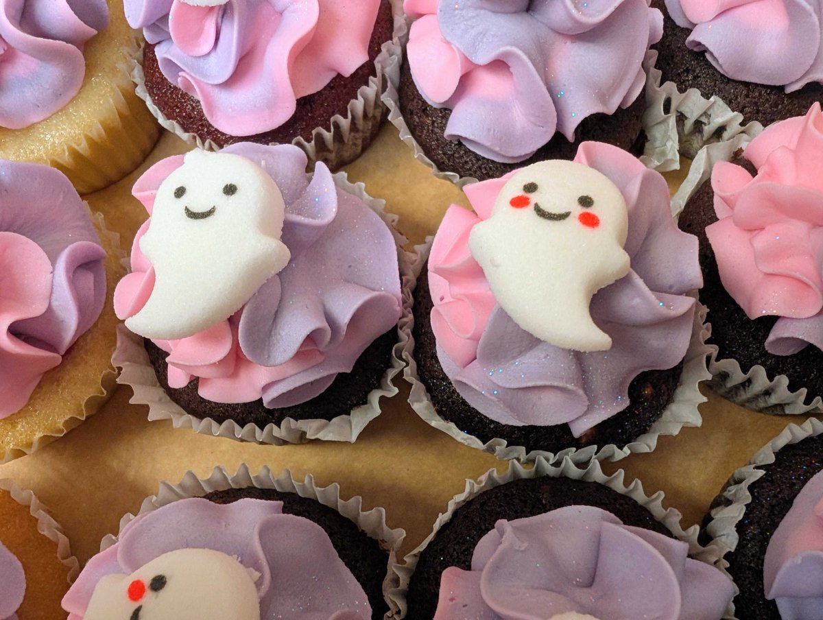 MiosChannel's tweet photo. Cupcakes for the Soul Mates launch! 👻🧁 https://t.co/bv162ziJOr