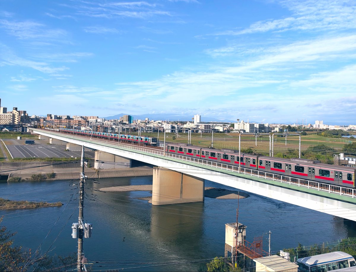 nabepro_baken's tweet photo. 本日の列車🚃
そろそろ富士山が見える時期なのに今日は雲に隠れて見えず🗻
しかも朝からまだまだ暑くて汗だく😰
でも馬散歩アプリ【UMAWALK】も始まってますます散歩道が捗ります🚶
#丁寧な暮らし
#株クラ朝活部
#UMAWALK https://t.co/y74iYXkiv6