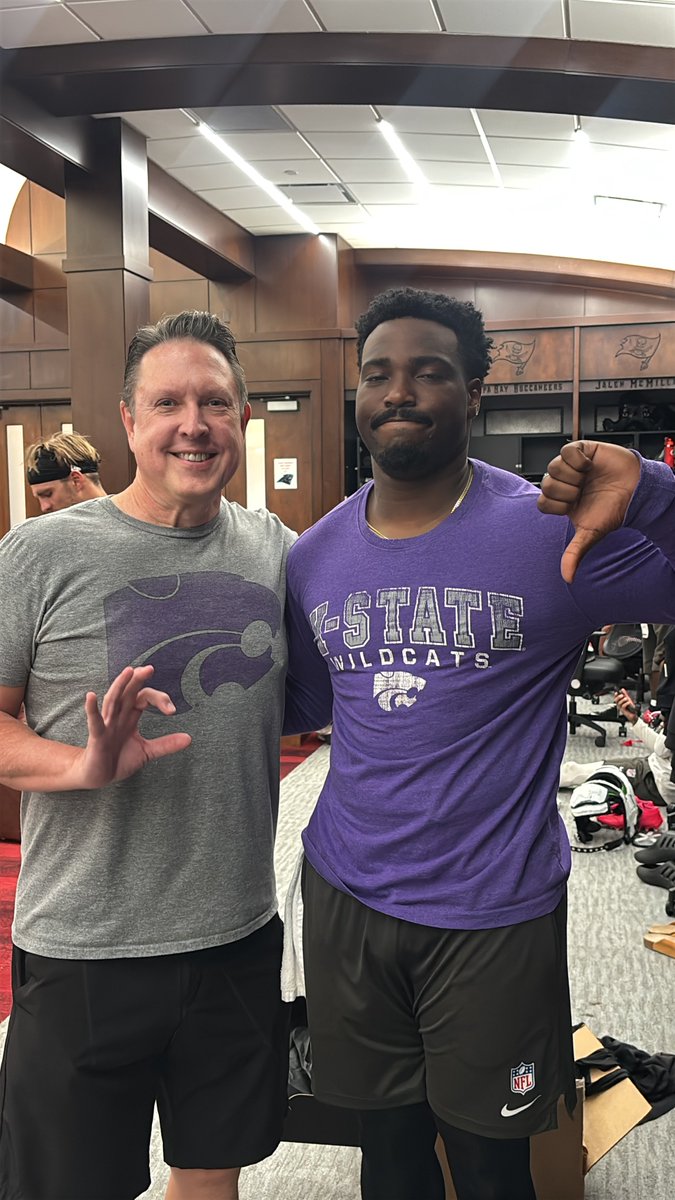PewterReport's tweet photo. WILDCAT VICTORY! 💜 18 STRAIGHT K-STATE WINS OVER KU meant that former Jayhawks &amp; current Bucs QB @JalonDaniels6 had to wear the Powercat &amp; KSU purple!

K-Staters Scott Reynolds &amp; Jacob Parrish @Jacobp102 were there to celebrate! 

#EMAW #RockChalk 
@KStateFB @KU_Football https://t.co/PJCiw4bnG8