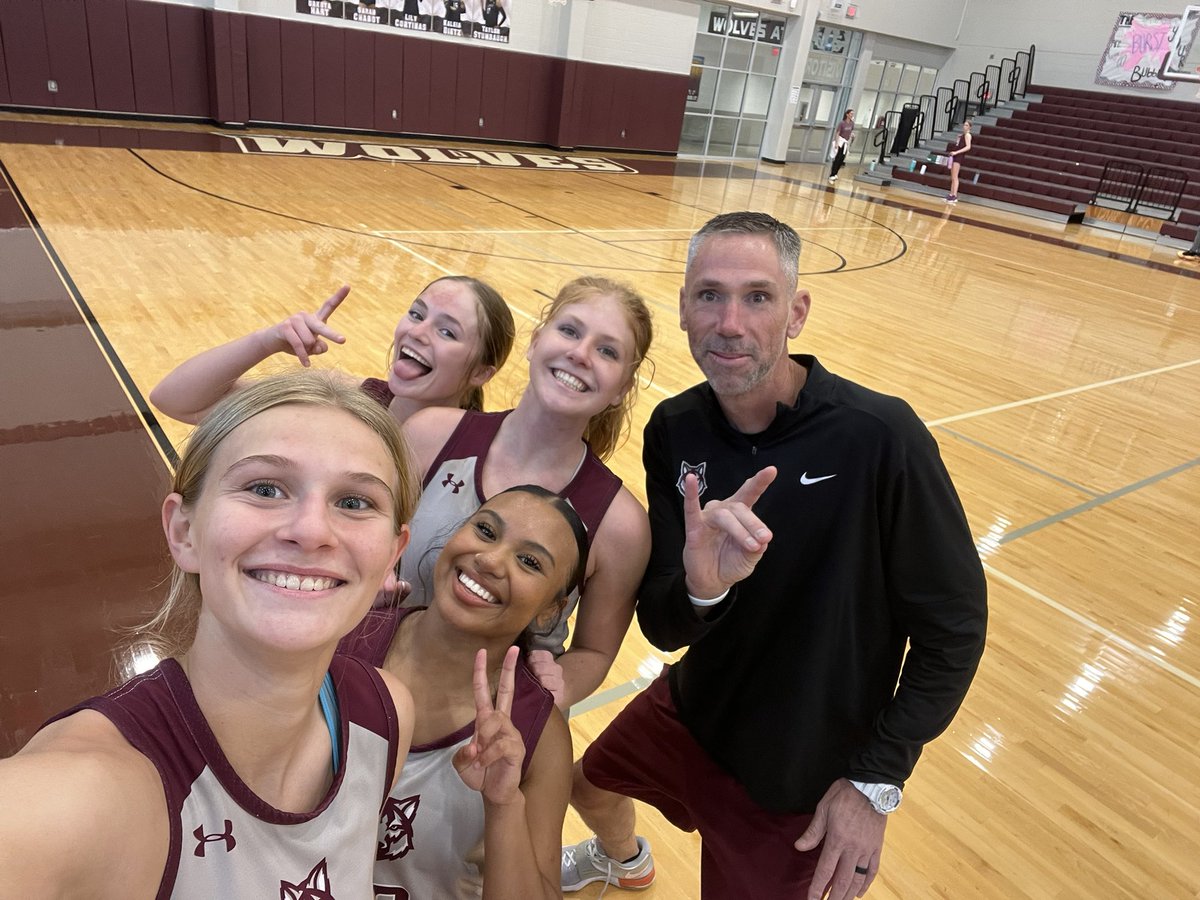 DHS_GHoops's tweet photo. Last first day! Enjoy having these seniors in our program! My bad @RiverGomez9 #BTP #YTS #WriteTheEnding https://t.co/S075zrCh2Y