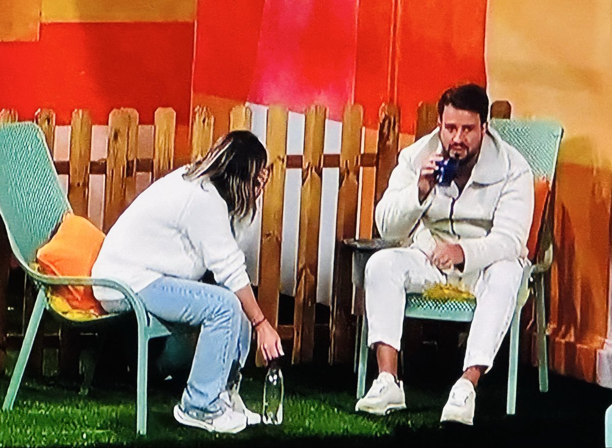 macedo20209's tweet photo. E pronto, a única pessoa que ainda lhe dá conversa é o seu carrapato! 
PS - espero mm que durma na piscina como uma orca #bbtvi https://t.co/ZJbXqNL9r6