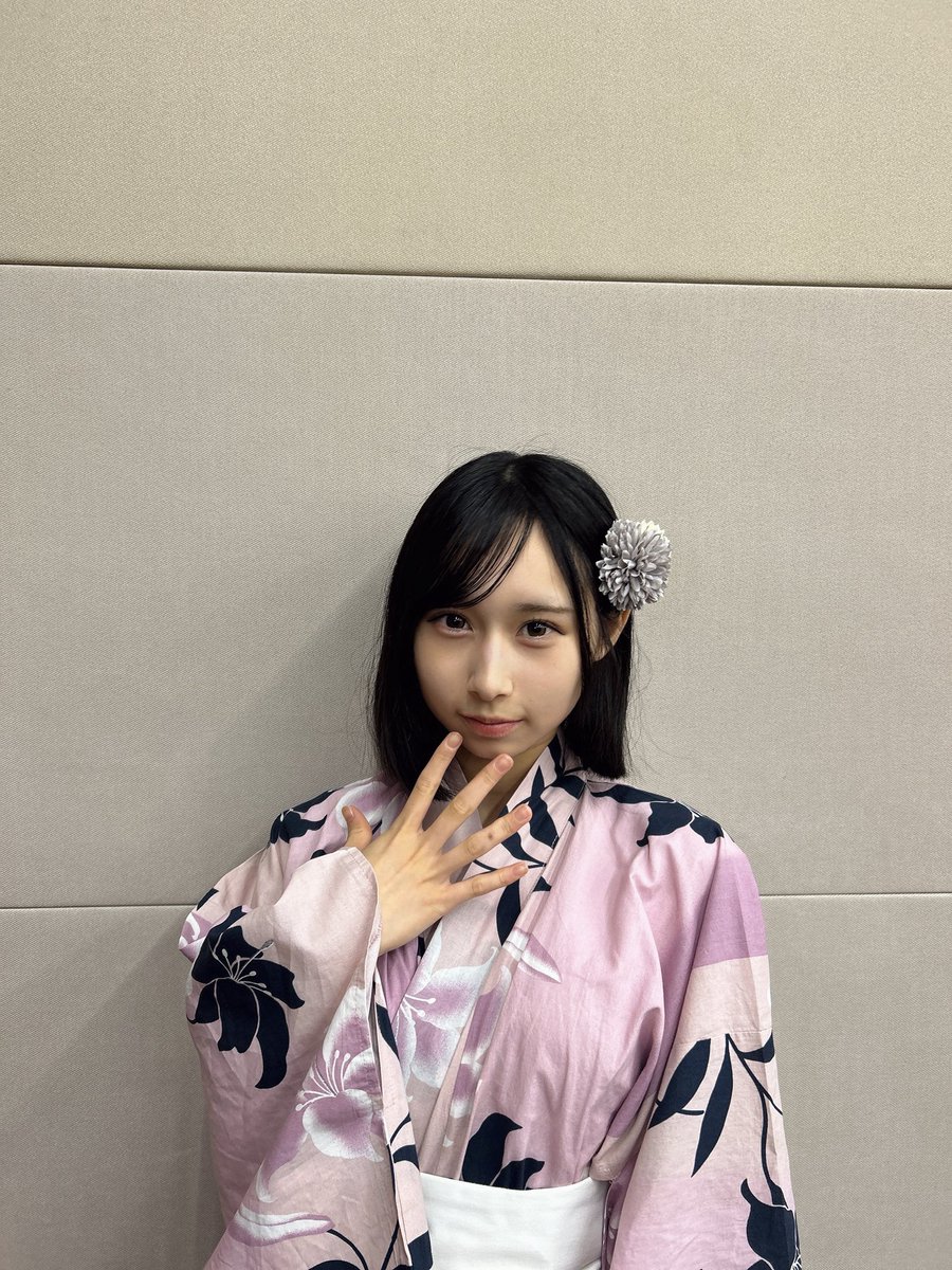 seri_kt15's tweet photo. おはよ！今日も頑張ろー！♡
11/15海老名のお祭りでゲストとして出演させていただくことが決定しました‼️
花火も上がるんだってー！！🎇お祭りでライブ初めてで緊張してるけど色んな人にシブサン見て欲しいな😻いつもと違うグリーンの立ち位置だけど頑張る！！！💚 https://t.co/iaPMWBHXDg