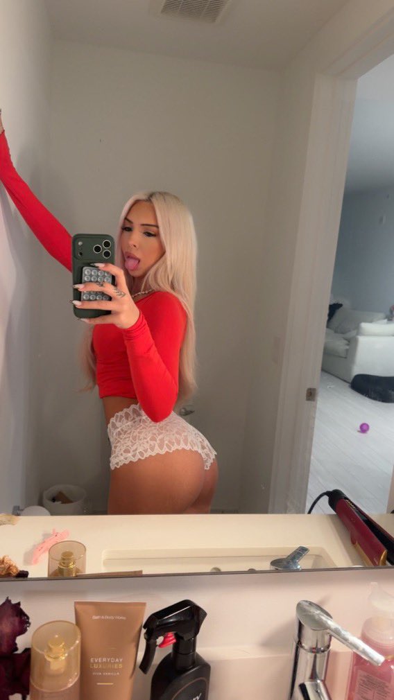 More2Novalee's tweet photo. It’s impossible to say no to me https://t.co/mMgyNgTBR1