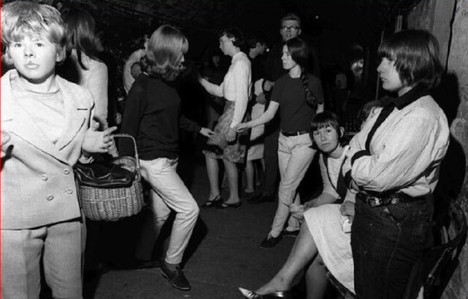 oakroyd's tweet photo. The Cavern Club, Liverpool 1964. (Alamy) #MerseyHour https://t.co/ClGqlb8l5L