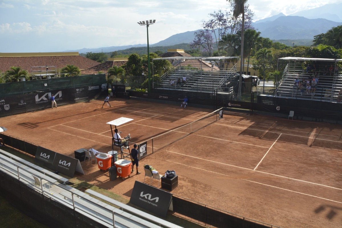 andresvarperaza's tweet photo. INCREÍBLE.

Esta semana se juega el Challenger de Cali en el Club Farallones y los jueces hicieron una especie de ‘huelga’ y no salieron a la cancha hasta que les pagaran deudas del WTA 125 Barranquilla. 

Al final le pagaron a uno por uno, una deuda de hace más de mes y medio, luego de esto salieron a la cancha. 

No es posible que esto pase en este tipo de eventos y que las marcas sigan apoyando a Jhan Fontalvo como organizador de torneos ya que las deja mal paradas.  

El daño que le hace al tenis colombiano es inimaginable, y posa de salvador,  pero los que lo conocemos, tenemos claro quién es y sus alcances.
