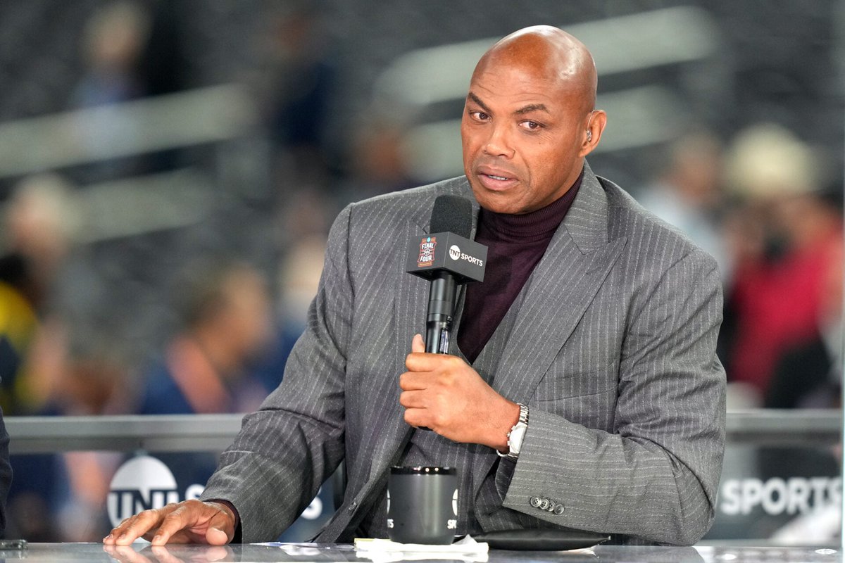 HoopAnalysisNet's tweet photo. Charles Barkley says LeBron James needs help and hits out at Philadelphia 76ers 'little leprechauns'  | 👉 Link in bio 👈 https://t.co/f7ET8oV5OJ