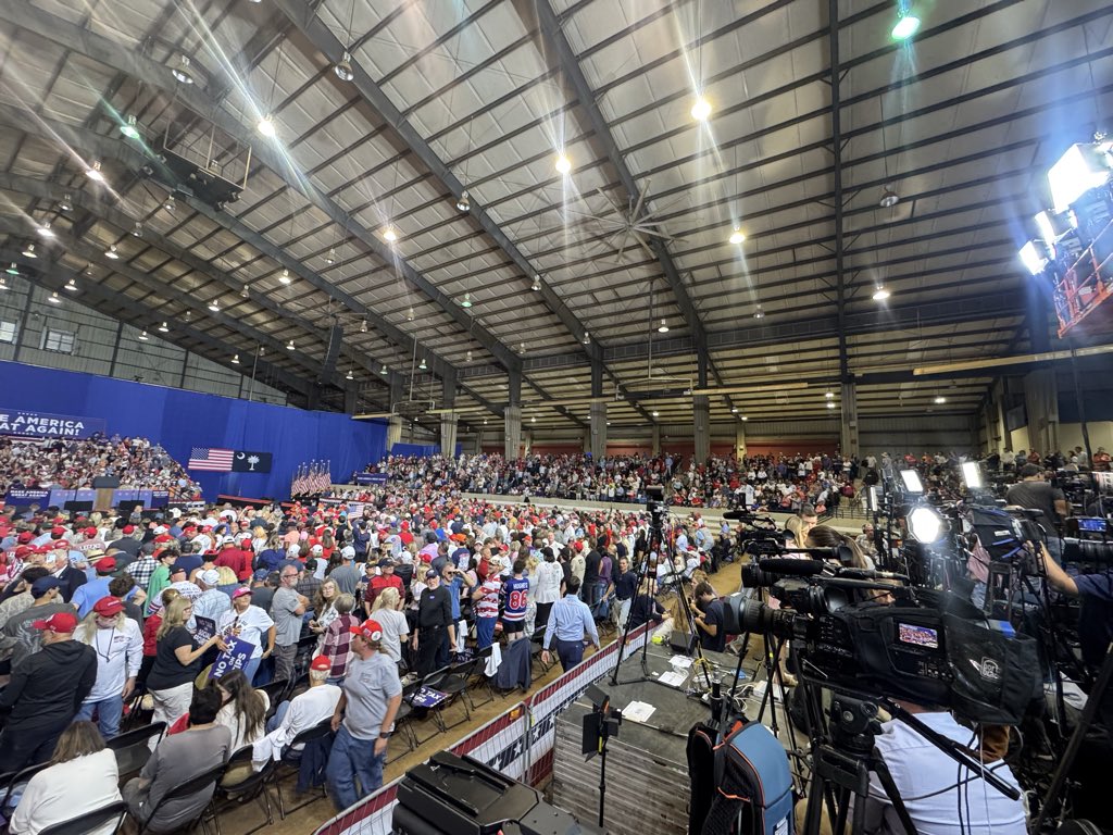 JoeBReporter's tweet photo. It’s just after 640 pm and the arena has filled in. A few people were still trickling in. Trump is scheduled to speak at 7pm. https://t.co/mGgpWivszh