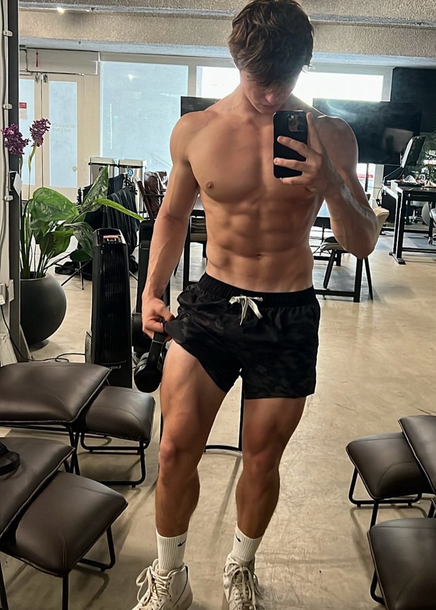 king_oliver02's tweet photo. A true alpha to be worshipped
#findom #cashmaster #soumis #moneyslave #feetmaster #domination #master #alphamaster #cashfeet #findommaster #paypig #feetworship #drain #worship #findomgay #MUSCLEGOD https://t.co/3JAdEKMhDD