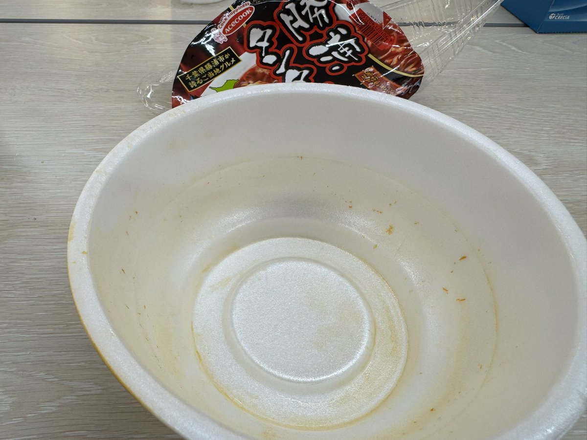 takizawa0914's tweet photo. 【今日のごみトリビア】
カップラーメンを食べて水で軽く濯ぎました。色素が容器に付いていてもプラスチック資源に出せます！汚れを落としてくださいと言っても、食べ物や油が付いていなければオッケーです！プラ資源回収していない地域だったら、可燃ごみか不燃ごみで処理してください！ https://t.co/gXKFQkONg5