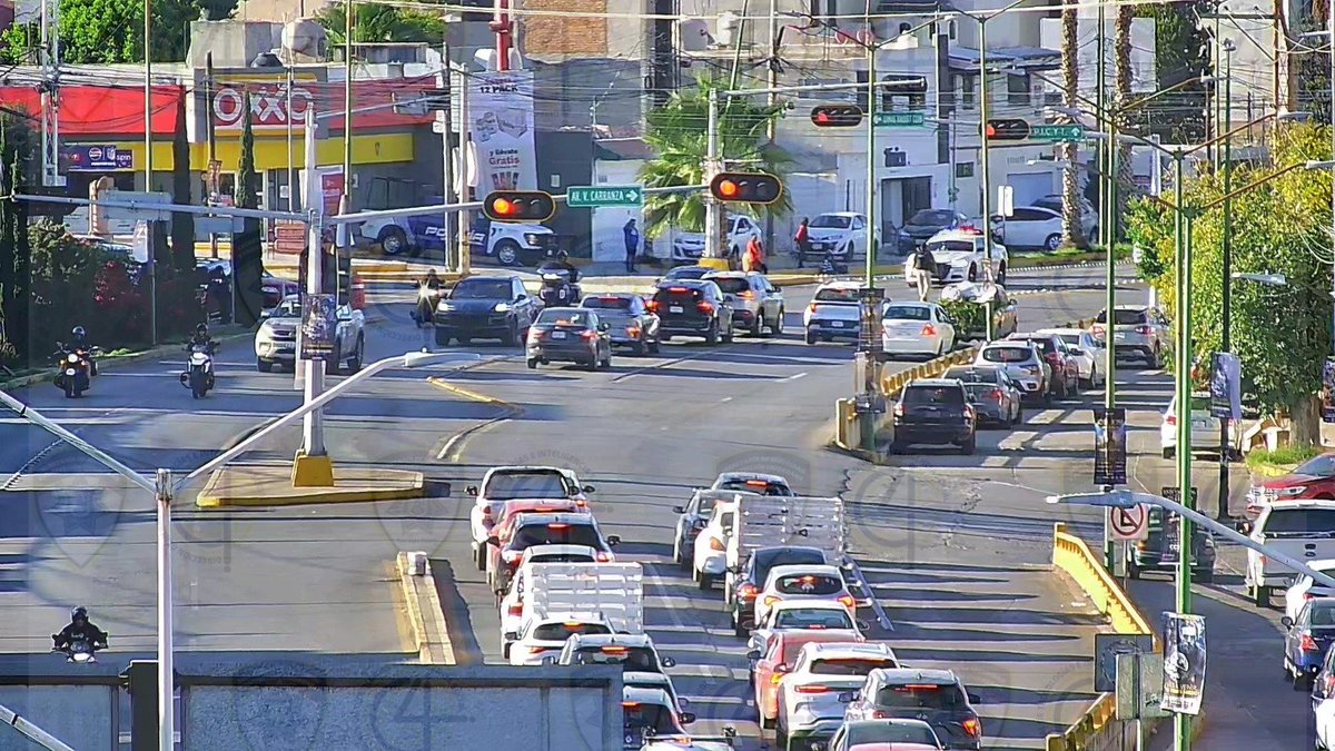 SSPCSLP's tweet photo. ⚪️🔵 #ReporteVial #VialidadSLP ⚠️

🏎️ Avanza caravana de los autos clásicos de la Carrera Panamericana 2026 al Centro Histórico 🏁

Se dirigen por Sierra Leona y Salvador Nava.

🚔👮🏼Policía Vial abandera el contingente,sigue indicaciones. https://t.co/VaCPpte921