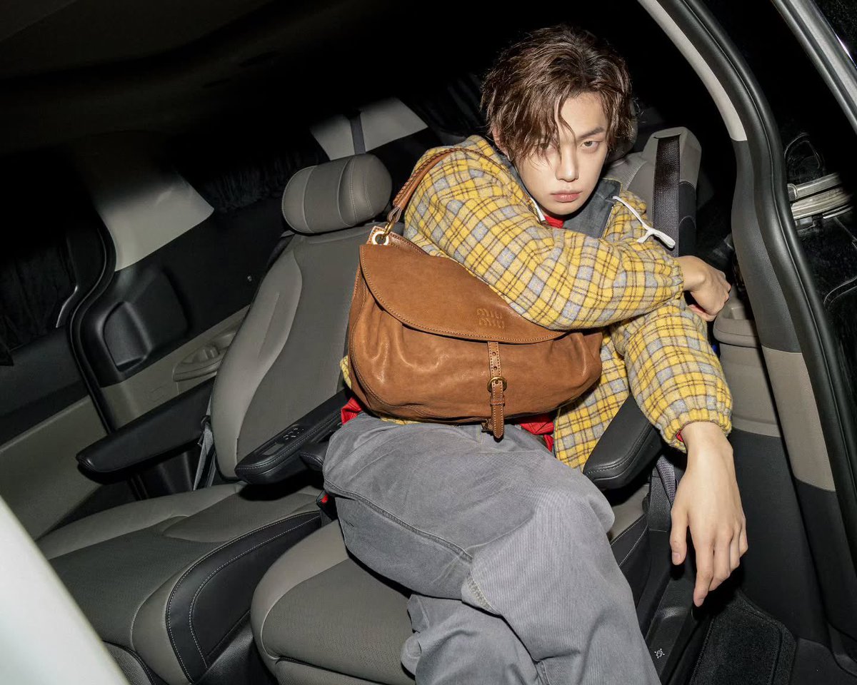 loopszzn's tweet photo. HE LOOKS SO GOOD https://t.co/wMk5wKHfE1