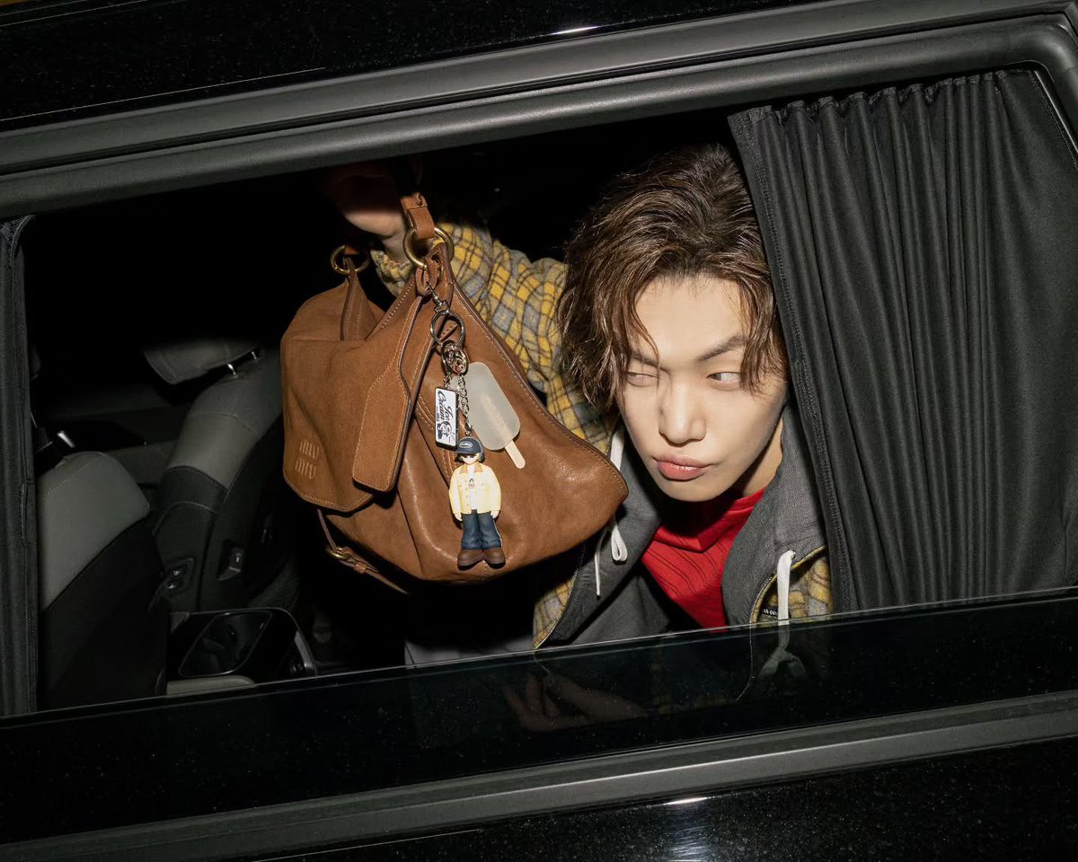 loopszzn's tweet photo. HE LOOKS SO GOOD https://t.co/wMk5wKHfE1
