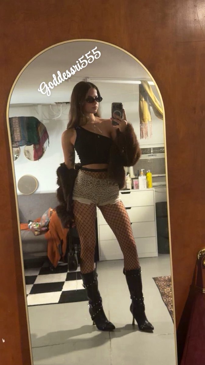 GoddessRi555's tweet photo. Concert time! https://t.co/nAz22JYS0z
