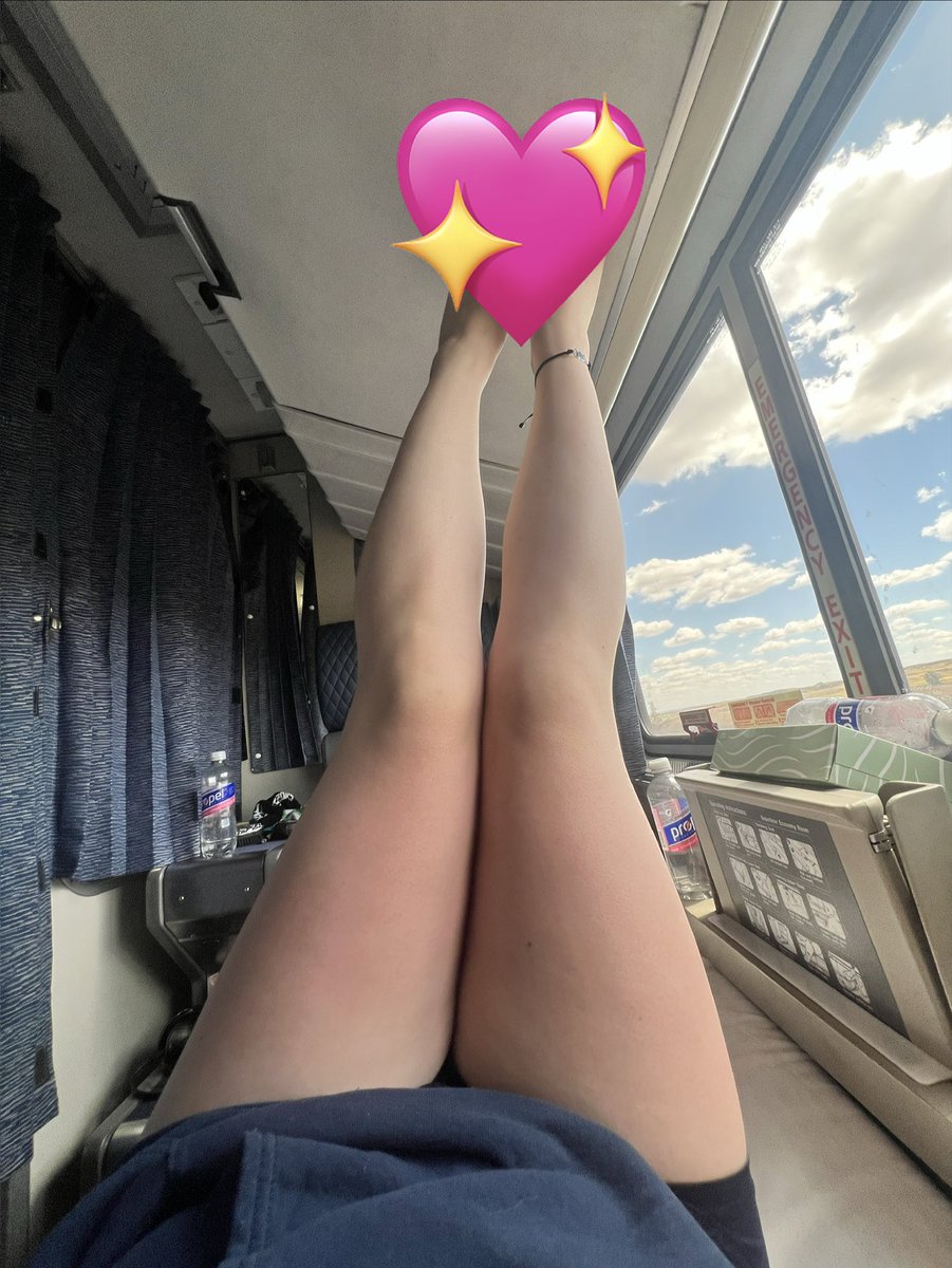 arl04_'s tweet photo. just realized twitter isn’t real!….yall fw my sunburnt legs😁 https://t.co/TP5vsUXsEN