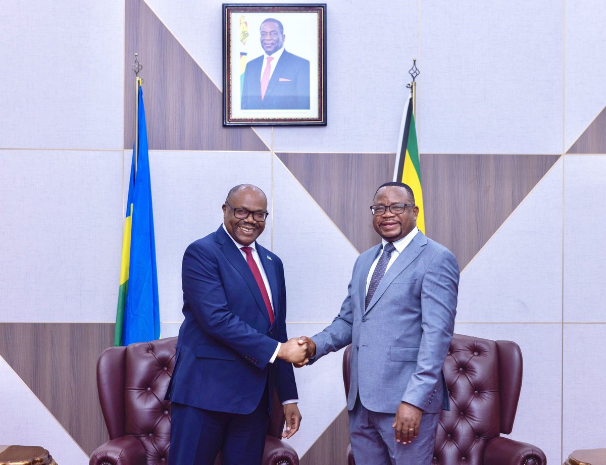 rbarwanda's tweet photo. Minisitiri w’Intebe, Dr. Nsengiyumva Justin, yageze i Harare muri Zimbabwe, aho azahagararira Perezida Paul Kagame, mu Nama ya 25 y’Abakuru b’Ibihugu na za Guverinoma bigize Umuryango w’Isoko Rusange ry’Ibihugu byo muri Afurika y'Iburasirazuba n'Amajyepfo (COMESA), kuri uyu wa Kane, tariki ya 22 Ukwakira 2026. #RBAAmakuru