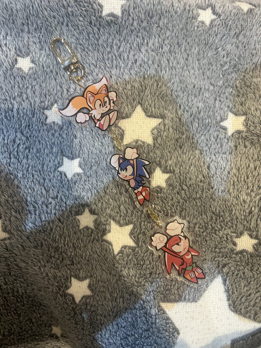 DreamKittu's tweet photo. MY WORK GANG GOT ME A SONIC HEROES KEYRING LOOK AT IT LOOK https://t.co/INQ6BRn00Z