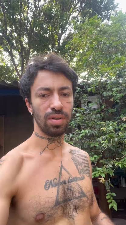 macacolobotomia's tweet photo. 🚨URGENTE: Tim Bernardes faz show para órfãos sem teto nesta quarta-feira e irrita o artista e mineiro Vitor Brauer que dispara em storys: "além de ser muito feio muito muito feio ainda quer usar shortinho, mas é teimoso mesmo". https://t.co/J2LGYRugmJ