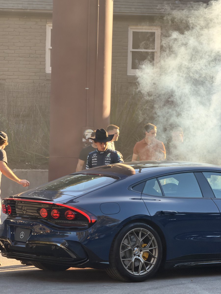 sainzastri's tweet photo. OH MY GODDDDD THEY WERE DOING BURNOUTS https://t.co/3DcLmkI6YV