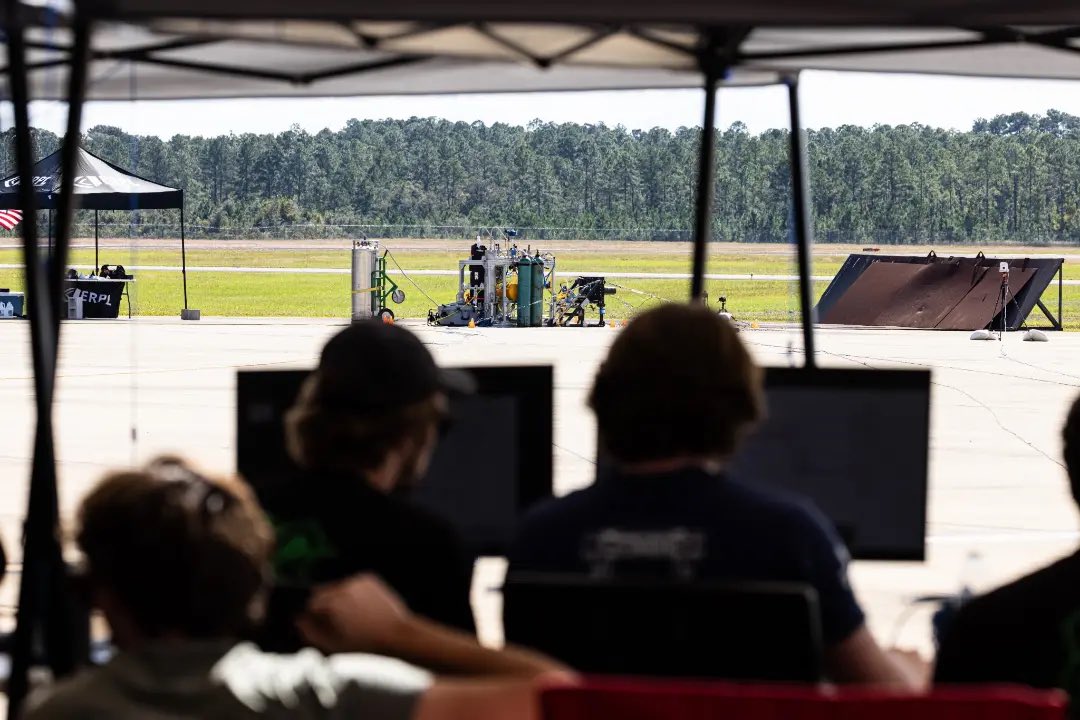 sendcutsend's tweet photo. Team @erauerpl completing a successful hotfire of a composite MOE engine, reaching 1950lbf thrust 😎 https://t.co/VlMUh1jFrO