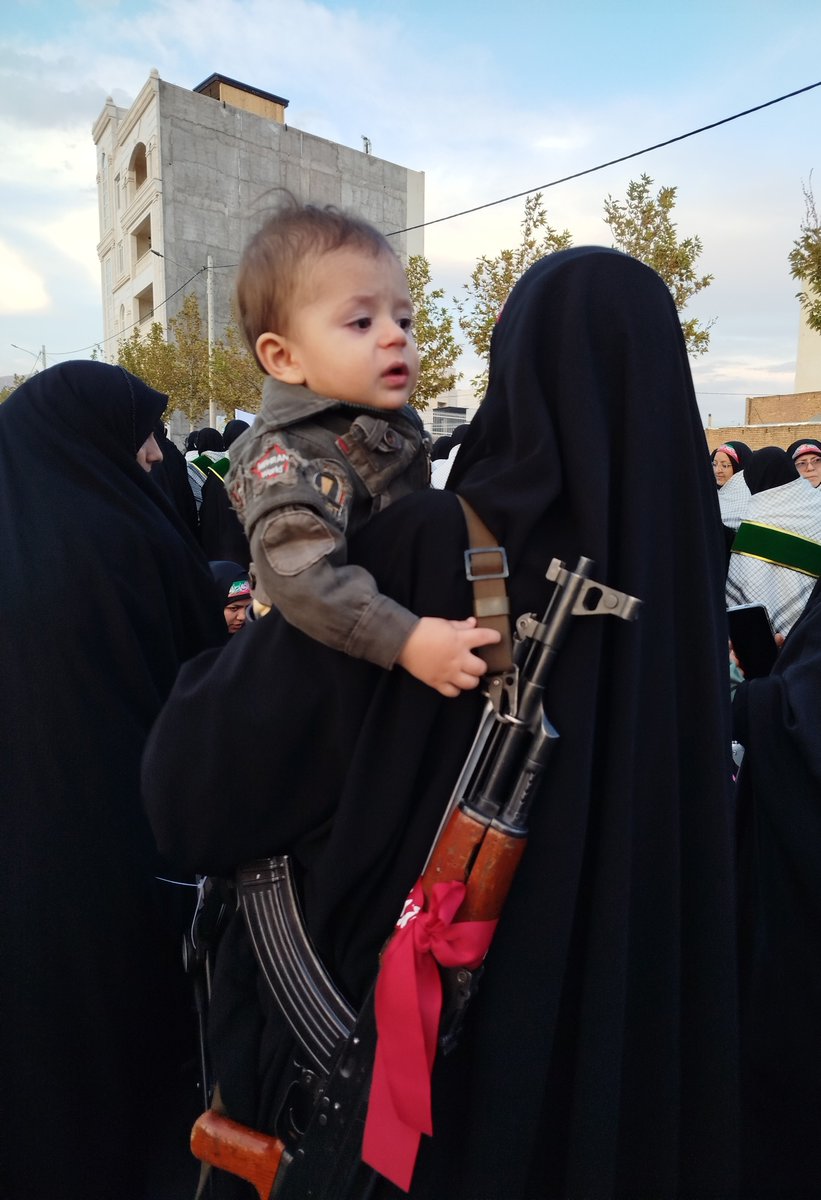 avazehjan's tweet photo. با فرزندانمان به میدان آمدیم برای ایران...

#مرکزی_ایران
#سنگر_محلات https://t.co/rud3YXWl90