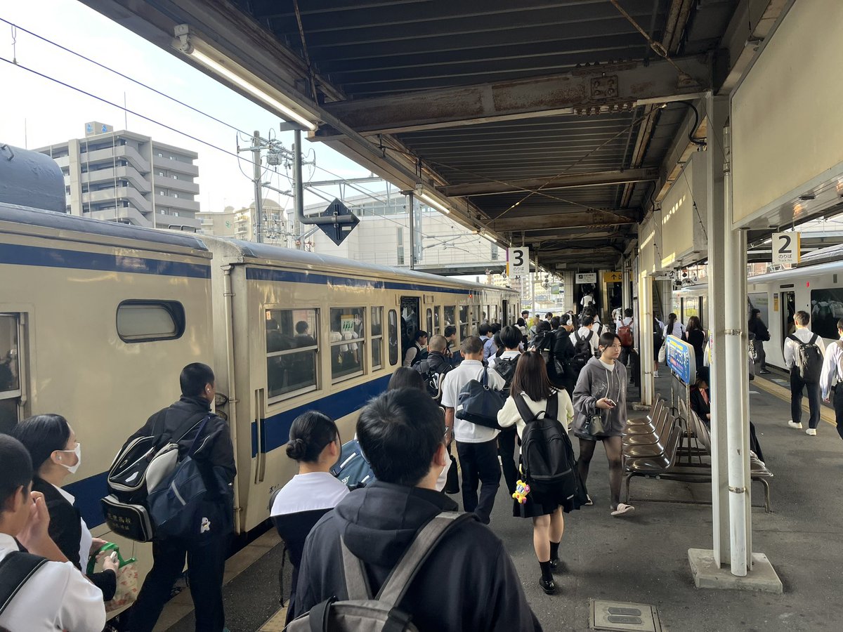 teshi729's tweet photo. 朝の新飯塚駅なう。
後藤寺線、田川後藤寺→新飯塚に7:50頃到着のキハ47は2両でパンパンに乗ってる。
キハ47の定員から言うと300人位かな。ほとんどが高校生。
この量をバスで運ぶ事は不可能、マイカー送迎なら県道が詰まる。
この瞬発大量輸送が可能なのは1世紀前に作られた線路と半世紀ものの国鉄型ディーゼル車という、越えることが出来ない究極の組み合わせ。

後藤寺線に存廃の話はないけど、普段顧みられる事もない様なローカル線は確かに地域を支えている。