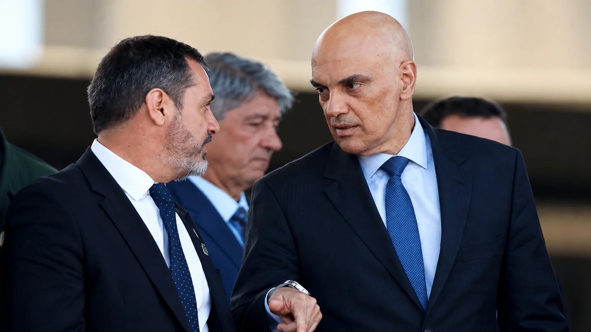 ConservaBanido's tweet photo. 🚨 ALEXANDRE DE MORAES E ANDREI RODRIGUES IRÃO TENTAR UMA ÚLTIMA INVESTIDA PARA PREJUDICAR FLÁVIO ELEITORALMENTE AMANHÃ

Alexandre de Morses e Andrei Rodrigues se reuniram no início da semana para ver como frear Flávio e impedir sua vitória.

A data da covardia é AMANHÃ. https://t.co/uOtsYRqgWF