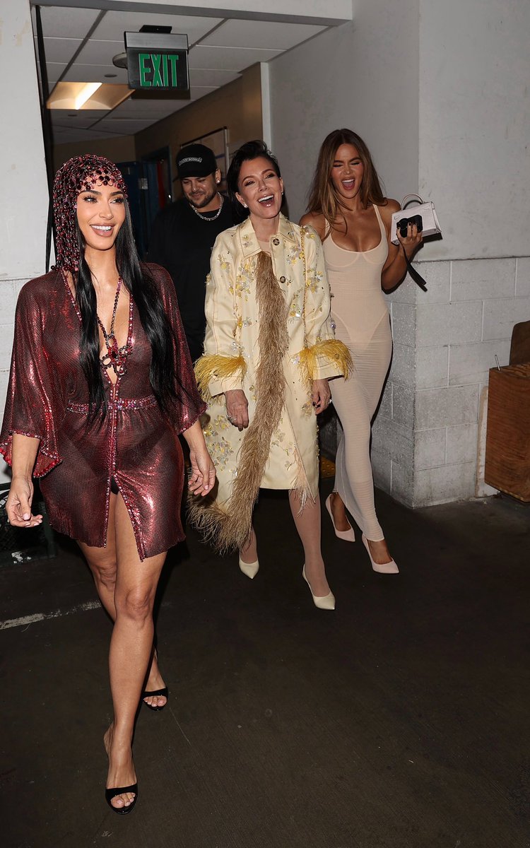 deuxmoiworld's tweet photo. DEUXMOI EXCLUSIVE 📸…Kim Kardashian celebrated her 46th birthday with at Baldi at the Waldorf Astoria Beverly Hills. Joining her for the occasion were mom Kris Jenner, sisters Kylie Jenner, Khloé Kardashian &amp; Kourtney Kardashian, along with brother Rob Kardashian. 📸@BackgridUS https://t.co/9oVnyhScxb
