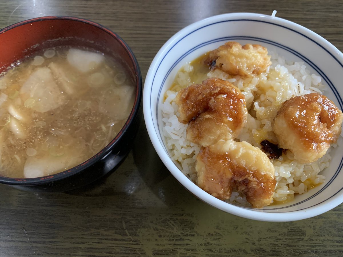 zenraknight's tweet photo. 朝餉。冷凍の海老天で天丼(´･ω･`)
近いうちに冷凍庫の霜取りしたいんで、冷凍食品の在庫を整理しとる。 https://t.co/N8oSl3Tk8t