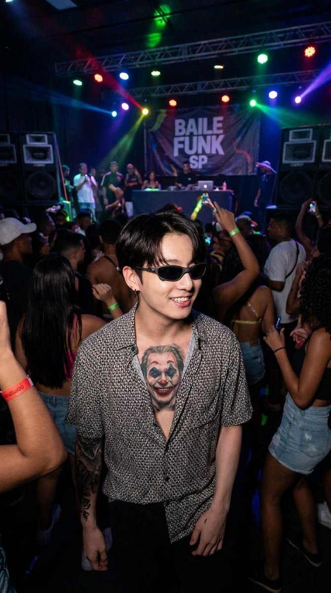 vibes64505's tweet photo. 🇧🇷🔥 JUNGKOOK NO BAILE FUNK DE SP?! 😭💋 BRO REALLY CAME TO BRAZIL 🇧🇷🕶️

#Jungkook #정국 #BTS #BaileFunk #AIArt https://t.co/73WlQ1s1eO