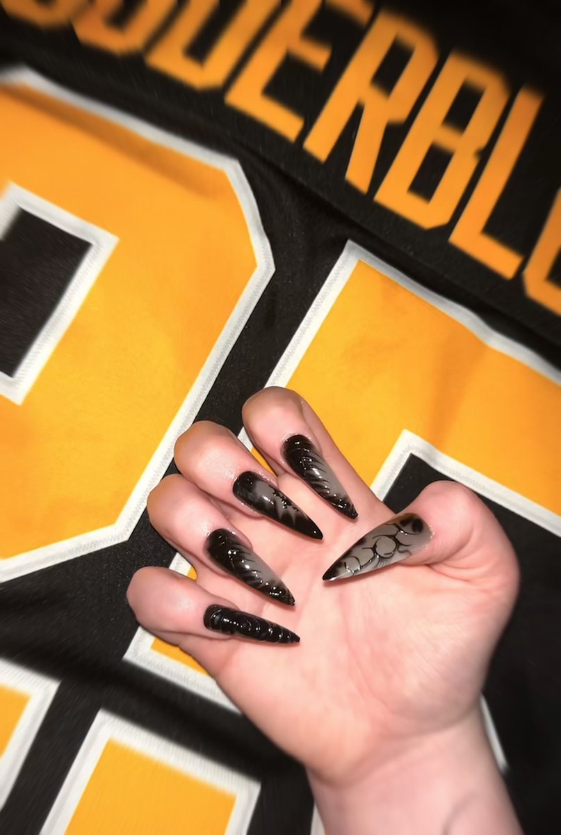 genocrisp's tweet photo. new nails &amp; new jersey 🫡 https://t.co/RWebOII0N7