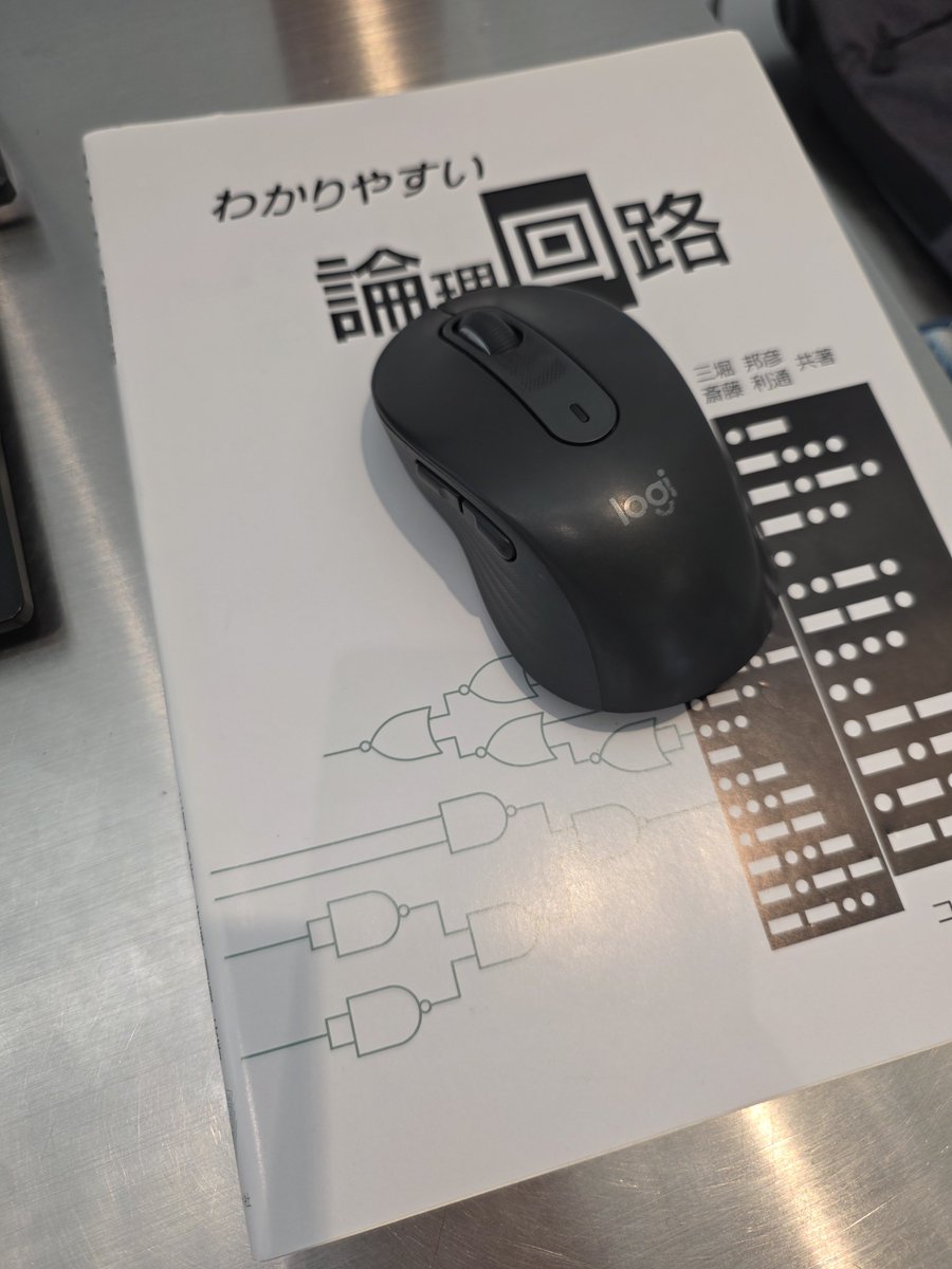 s4m0238's tweet photo. これはマウスパッド代わりにされている論理回路 https://t.co/1URQFQ3Li8