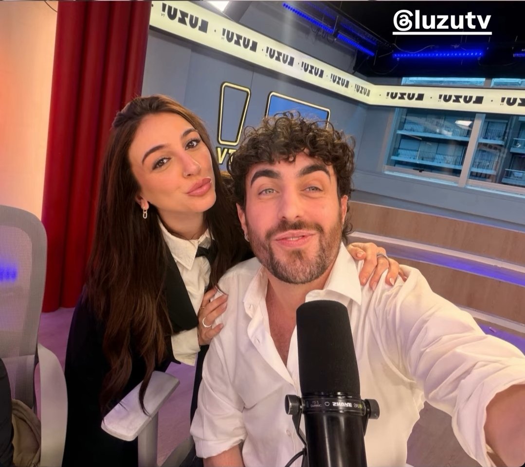 ulisesupdate's tweet photo. Ulises con madre @domifaena en los estudios de LUZU durante @sefuelarga_ 

#Apostoles https://t.co/pekbeHH1cY