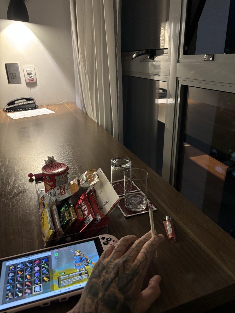 NodeJR's tweet photo. Trouxe um Back lá de minas kkkkkkkk mt bom fumar 1 no hotel https://t.co/oBhjVfDTPM