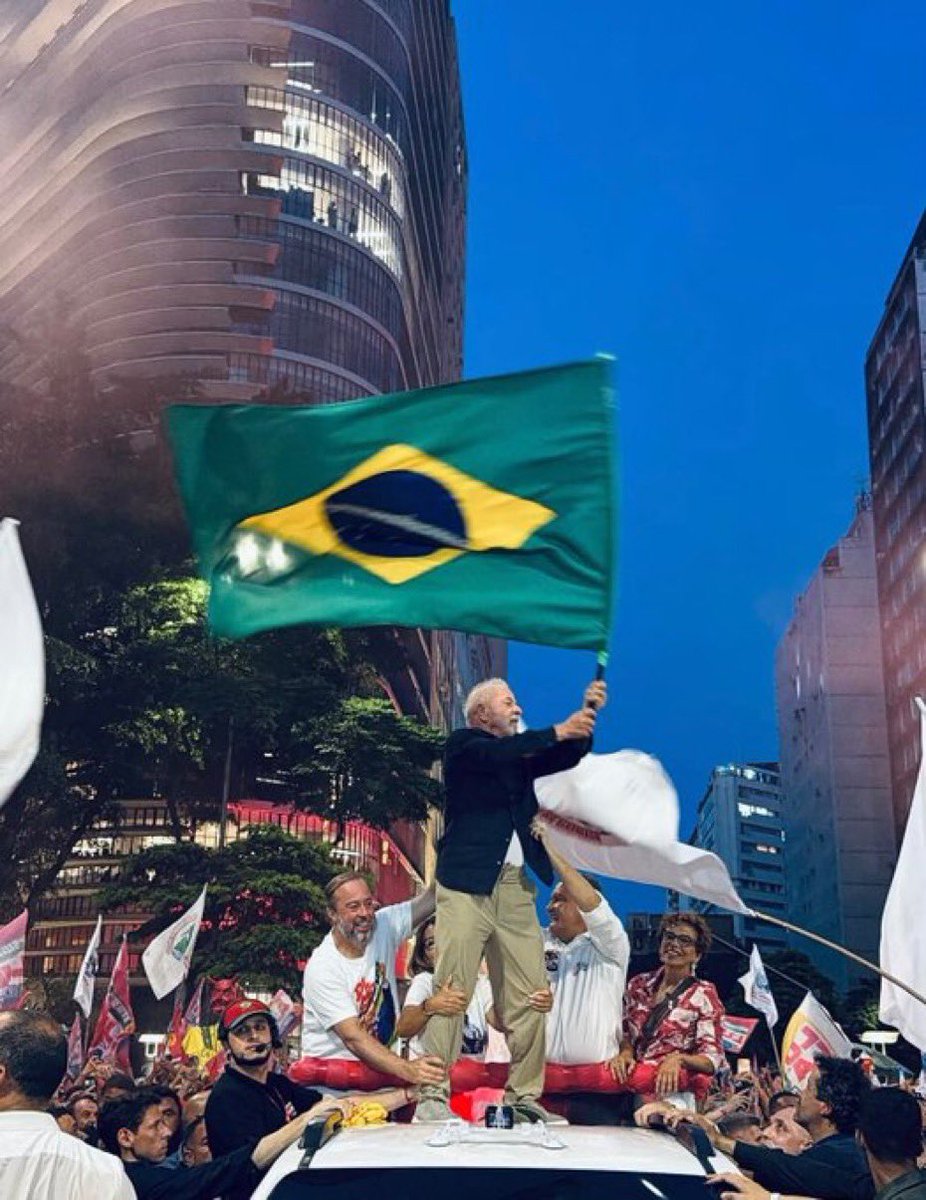 PedroRonchi2's tweet photo. Mais uma foto histórica do Lula. Agora, em Belo Horizonte. https://t.co/BlKn1fFsRo