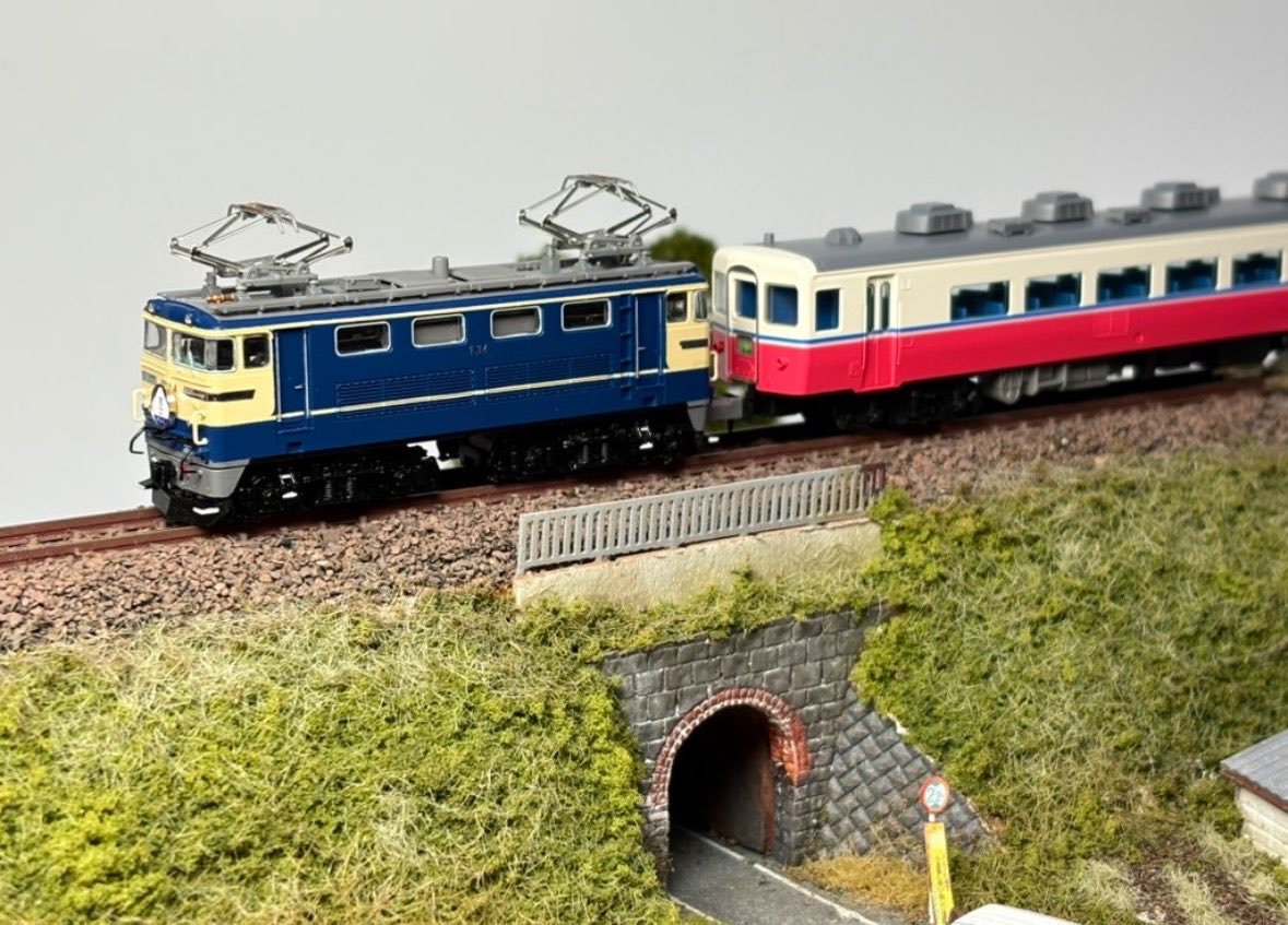 IvnRmVa9kT2AjcJ's tweet photo. 伊賀鉄道小田拱橋
花崗岩を使用して作られたトンネルでアーチ部分はレンガ造り、登録有形文化財です。模型ではスチレンボードに一つ一つレンガを筋彫りし、最後はつまようじの丸い部分で押して岩のボコボコ感を再現しています。Mie Muで展示します。
 #MieMu  #のりもの展三重2026
#伊賀鉄道 #ジオラマ https://t.co/kn17gYTeL8