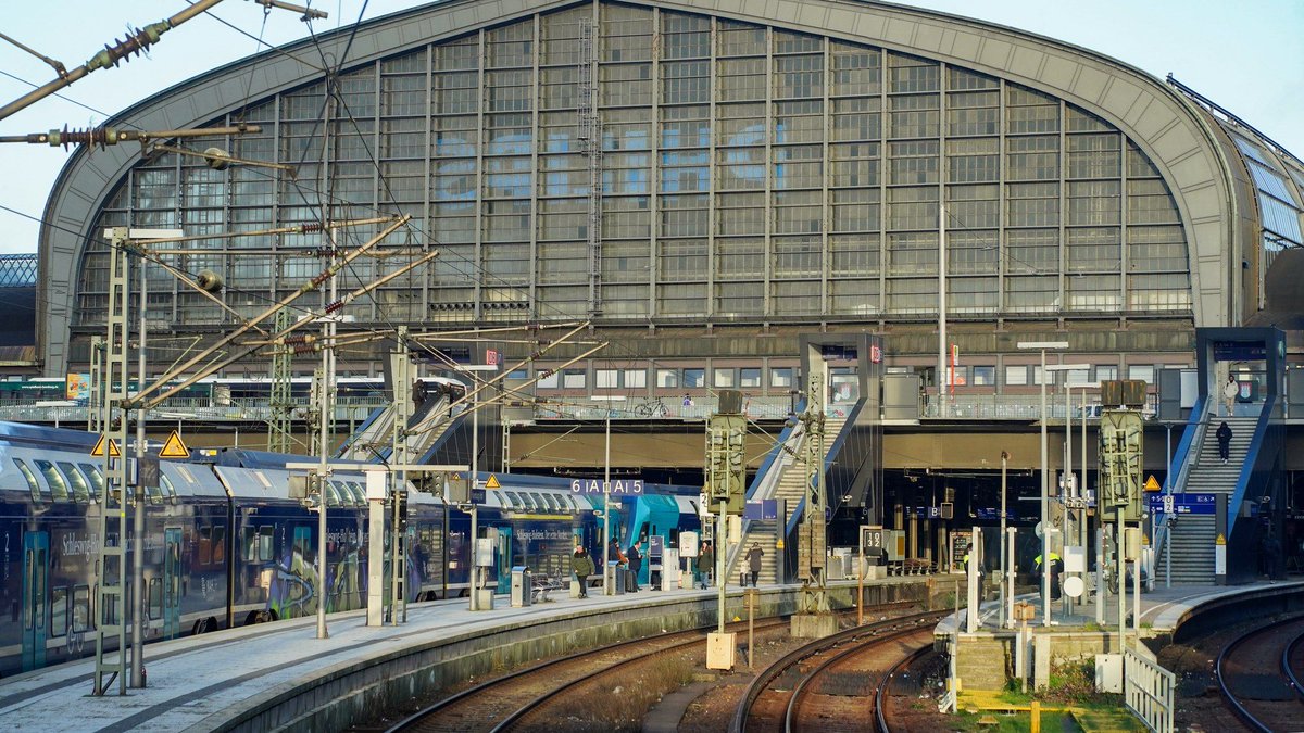 RailScopeEU's tweet photo. 🚄 Track renewal in Hamburg leads to train cancellations and diversions https://t.co/4iymrPvDY1 #Rail #DeutscheBahn https://t.co/GqBDMoowS8