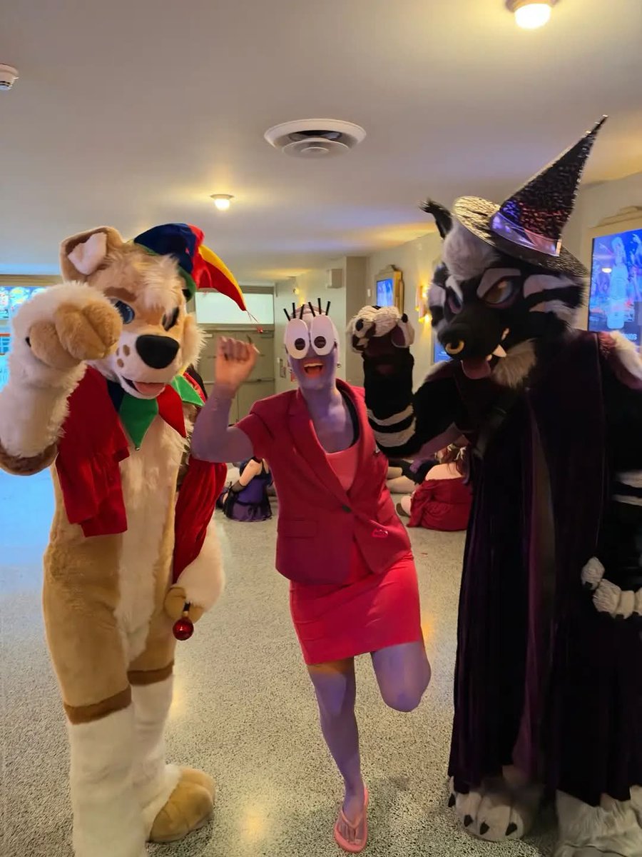 ReefRuff's tweet photo. VANILLAS HALLOWEEN PARTY WAS SO FREAKING FUN!!! 🎃🎉 👻

I wish I actually took pics and vids but was in my suit the entire time. Everyone was so sweet and excited to see furries, the vibes and music were AMAZING!! 🩵

(we did NOT play in her face btw) https://t.co/9gdsU6JI69