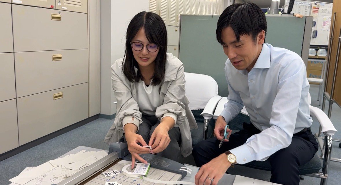 yanagisawa_cbc's tweet photo. 【#幽閉の裏側 ①】
データマン・榊原アナお手製のドラフト指名ボードを作成。去年、監視の女神を務めた小川アナもお手伝い。選手カードの裏に貼る両面テープを切る際、小川アナの小指がいい仕事してました。

背中が開いているジャケットを着ている私ですが、今日のCBCの扉は簡単には開きません。 https://t.co/pD16hVJIIf