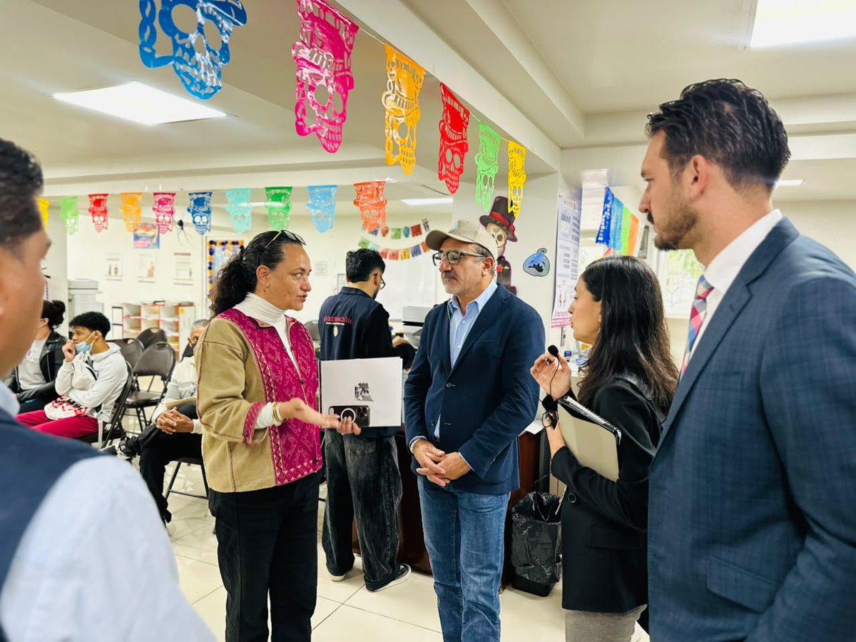 comar_sg's tweet photo. La Coordinadora General de la #COMAR, @xade_mm recibió a @hamdiulukaya, fundador y presidente de @TentOrg, con quien sostuvo una reunión de trabajo, compartió el modelo de atención e integración y dialogó sobre el fortalecimiento de las vías de colaboración. 🤝 https://t.co/7SIuHWYVtX