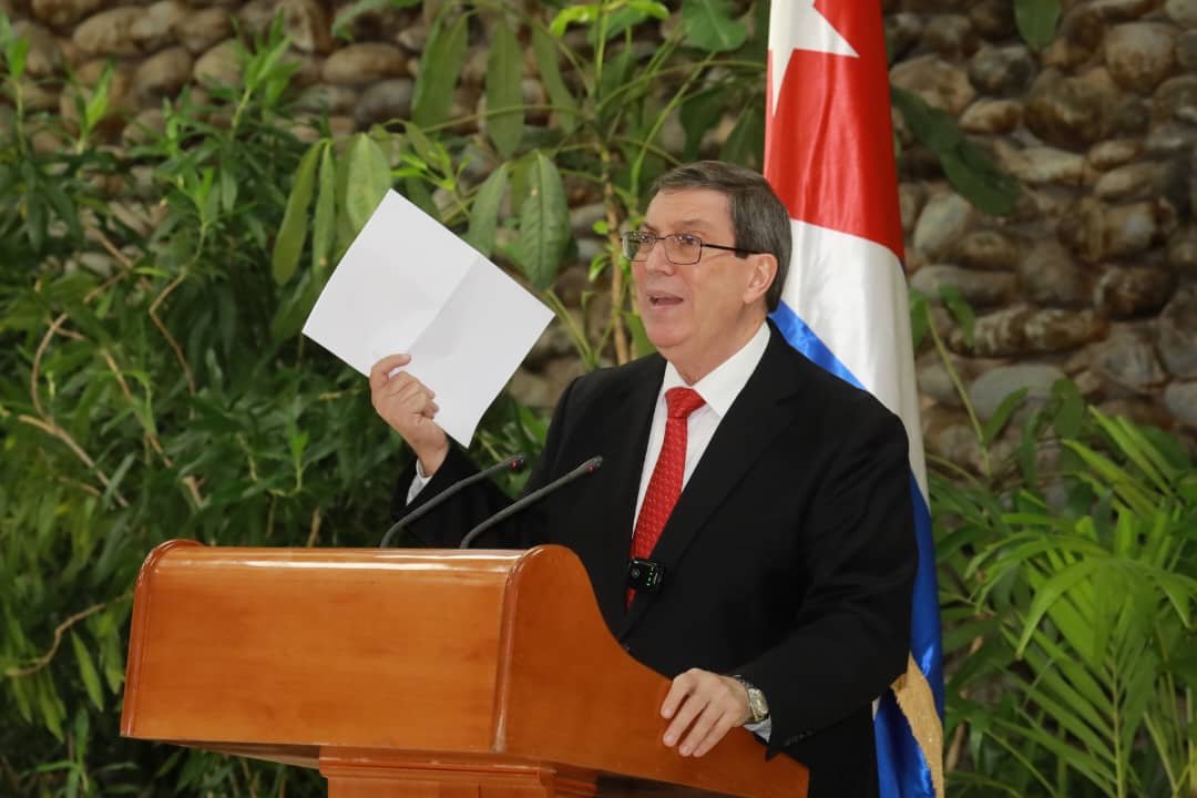 PartidoPCC's tweet photo. El ministro de Relaciones Exteriores de #Cuba, @BrunoRguezP denunció 
 la feroz ofensiva de presiones políticas, intimidaciones, coerción y chantaje que ha desatado el gobierno de EEUU para cambiar el voto de muchas delegaciones o para obligarlas a votar en contra de sus posiciones el próximo 28 de octubre cuando se presente en la Asamblea General de la @ONU_es la resolución contra el bloqueo.

#CubaNoEsUnaAmenaza, el bloqueo sí