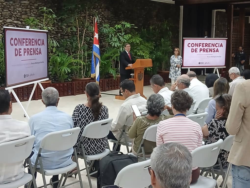 PartidoPCC's tweet photo. El ministro de Relaciones Exteriores de #Cuba, @BrunoRguezP denunció 
 la feroz ofensiva de presiones políticas, intimidaciones, coerción y chantaje que ha desatado el gobierno de EEUU para cambiar el voto de muchas delegaciones o para obligarlas a votar en contra de sus posiciones el próximo 28 de octubre cuando se presente en la Asamblea General de la @ONU_es la resolución contra el bloqueo.

#CubaNoEsUnaAmenaza, el bloqueo sí