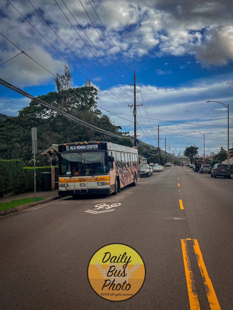 DailyBusPhoto's tweet photo. TheBus Route 5 - Ala Moana Center (Unit 259) on layover at stop 3266 in Mānoa.

#Photograghy #TheBus #HOLOWithUs #Hawaii #GILLIG

Please join the Oʻahu Transit Riders! Subscribe to our email newsletter at the following link, your support is appreciated!

https://t.co/7MCfEbw0gV https://t.co/SoHB8GATG5
